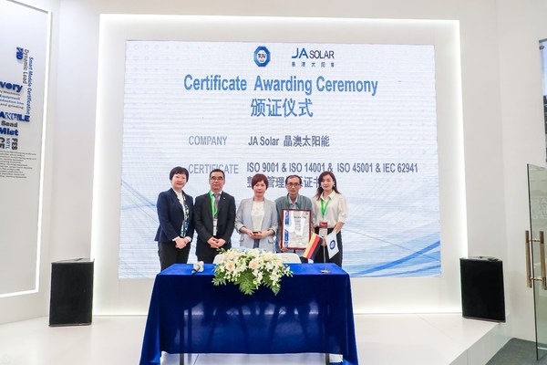 TÜV 南德为晶澳太阳能颁发多张整合管理体系证书